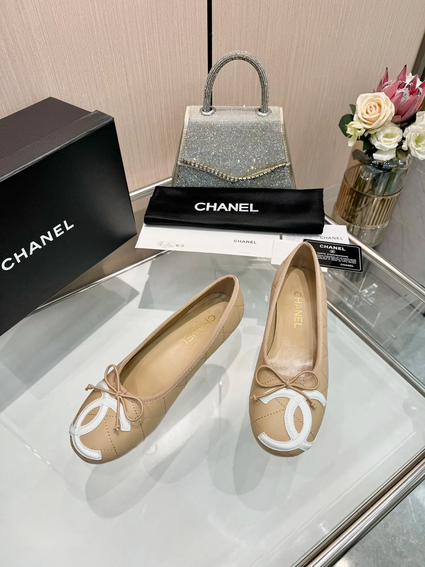 👟👟Ex-factory price 500👟👟 | ²⁰²5 𝐬𝐬 🤍🤎𝐂𝐇𝐀𝐍𝐄𝐋Chanel 26A catwalk style handmade Mary Jane women's shoes. Ballet shoes are so amazing, the bow pattern is so cute! Even if I don’t wear flat shoes, I can’t resist the temptation! The second recommended pair of Chanel logo women's shoes has great texture and is versatile. It is made of lambskin and has an original two-color outsole. Size: 35-40 (41 can be customized and cannot be returned or exchanged)